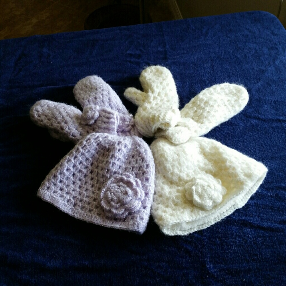 Girl Connection hat ad mittens set.